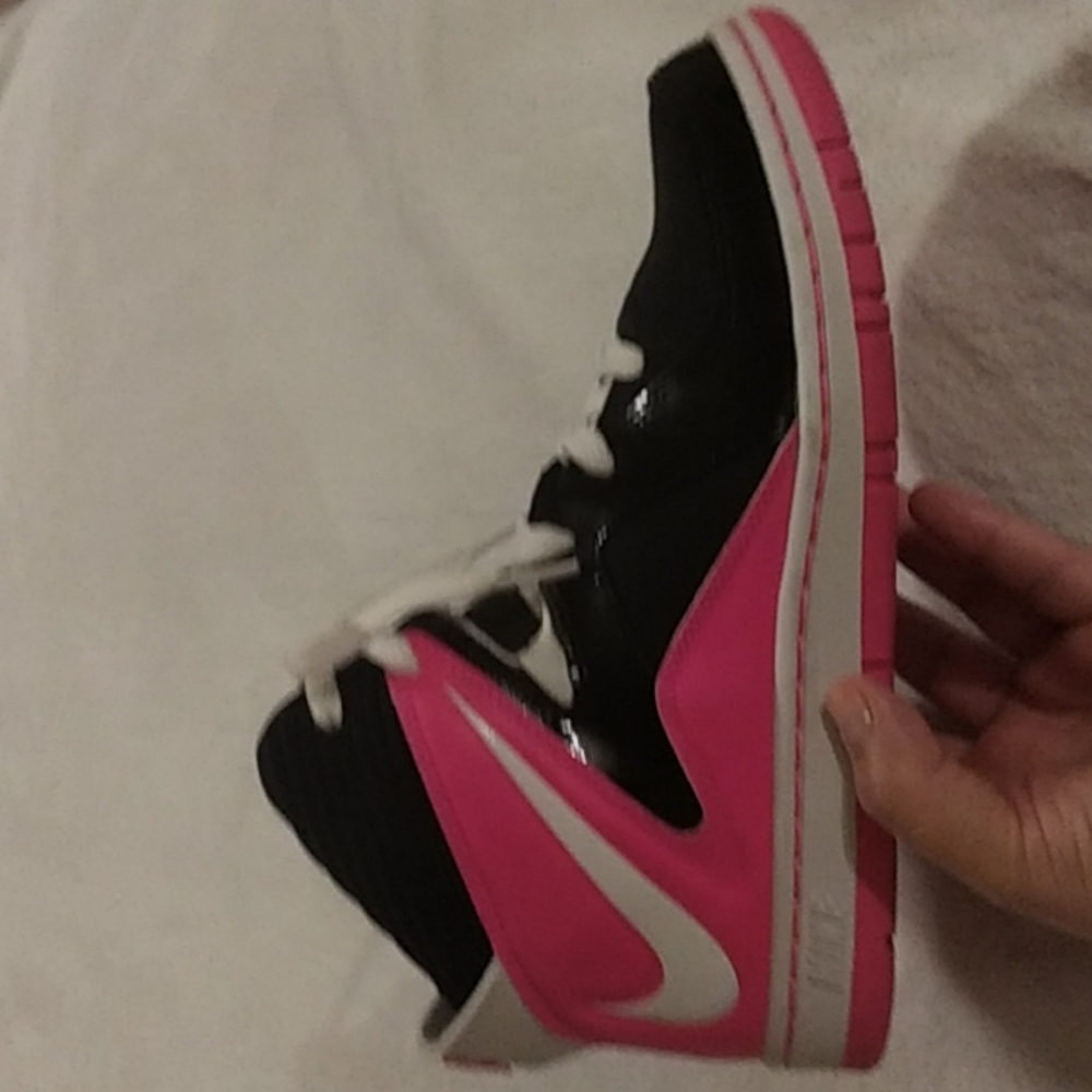 Nike Court Invader